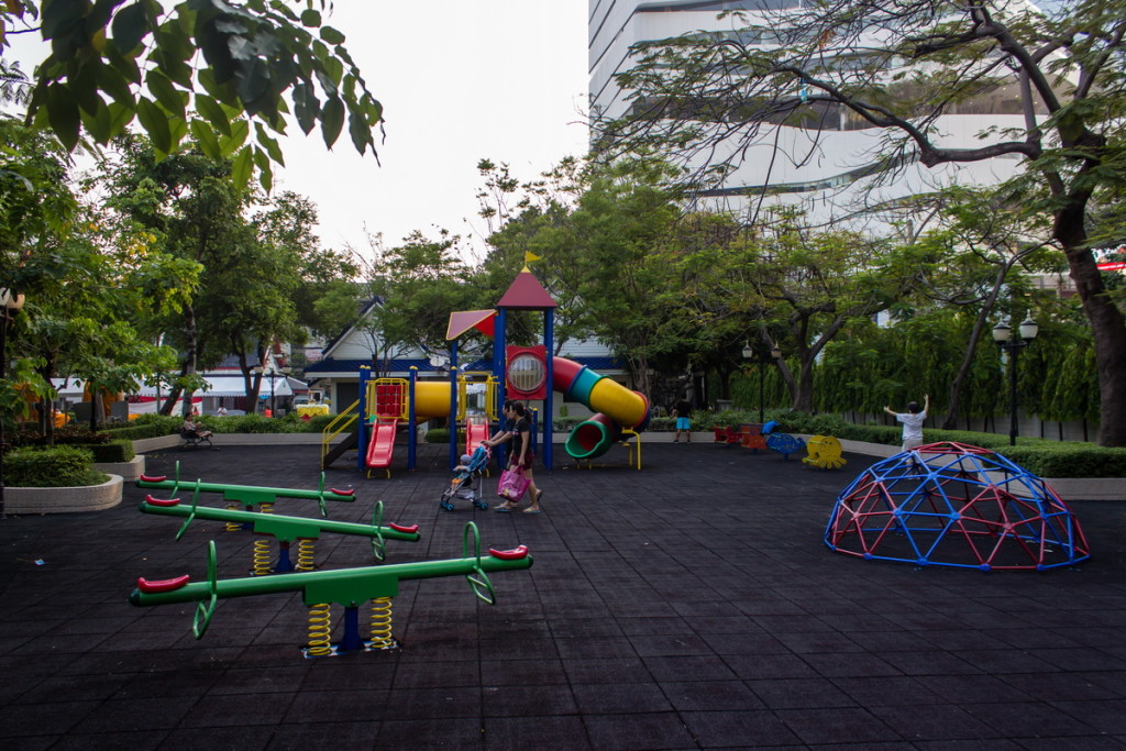 Детская площадка в парке Benjasiri